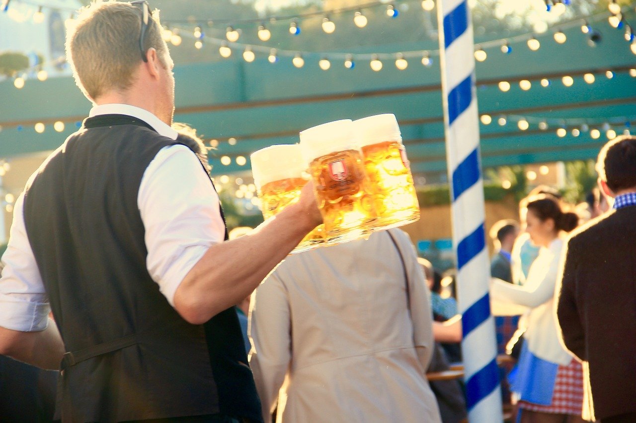 oktoberfest, munich, waiter-968232.jpg